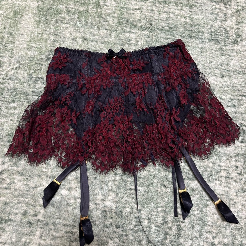 Carline garter skirt